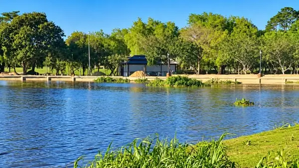 La crecida del río cubre casi toda la playa del camping de Romang y llega hasta el murallón de defensa.