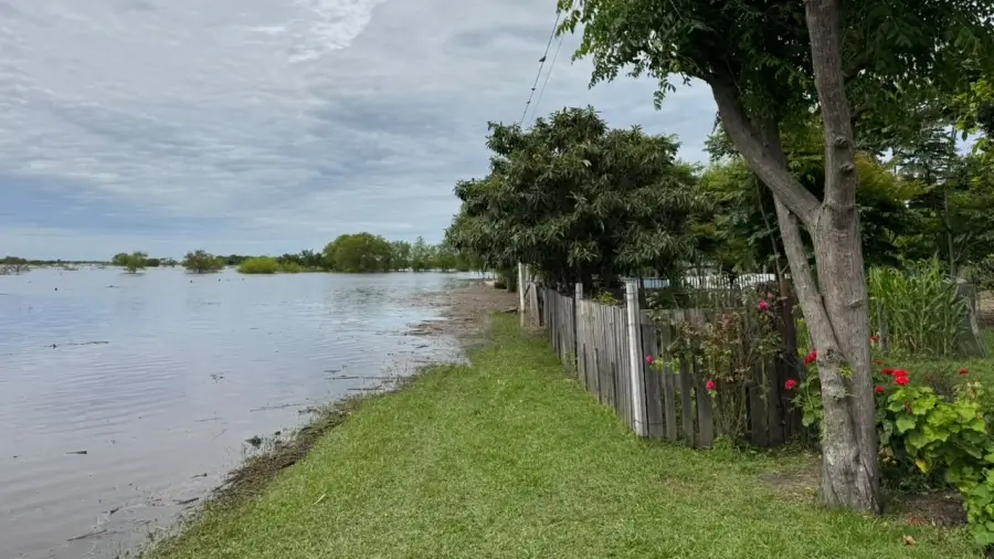 Vista del avance del agua hacia el barrio El Talar de Villa Ocampo en el contexto de la creciente vinculada al fenómeno de El Niño.