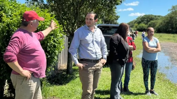 El intendente Cristian Marega dialoga con vecinos del barrio El Talar de Villa Ocampo durante una recorrida por la creciente.
