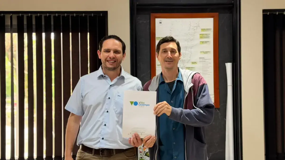 El intendente Cristian Marega entrega la escritura del inmueble a representantes de la Escuela Taller de Educación Manual N.º 3028 de Villa Ocampo.