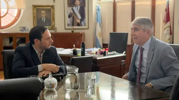 El intendente Cristian Marega se reunió con el ministro Fabián Bastia para abordar proyectos de gestión de Villa Ocampo.