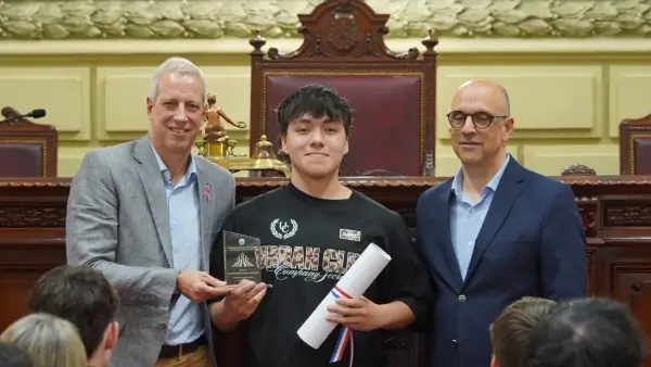 Dionisio Scarpin entrega un reconocimiento a Gianluca Bertello, joven de Reconquista que promueve la concientización sobre el bullying.