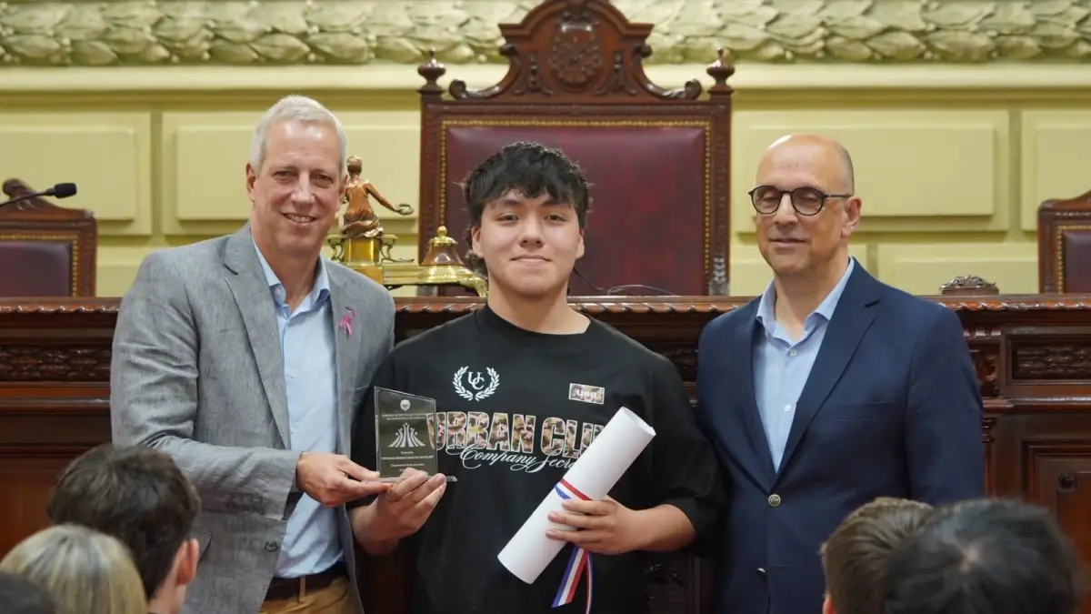 Dionisio Scarpin entrega un reconocimiento a Gianluca Bertello, joven de Reconquista que promueve la concientización sobre el bullying.