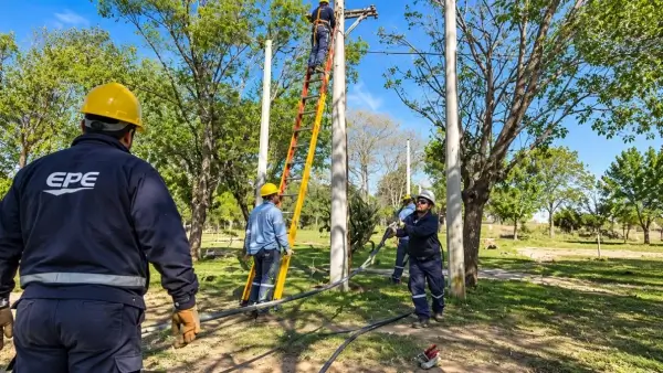 Empleados de la EPE trabajan en la renovación de la red eléctrica de Las Garzas, Santa Fe.