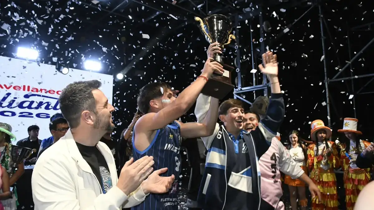 Gonzalo Braidot entrega la Copa Estudiantil a una escuela ganadora E.E.T.P. Nº 451 “Delki Scarpin” durante el cierre de la Estudiantina 2026 en Avellaneda.