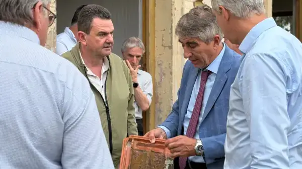Fabián Bastia y Roberto Spontón recorren las obras de restauración de la histórica estación ferroviaria de Malabrigo.