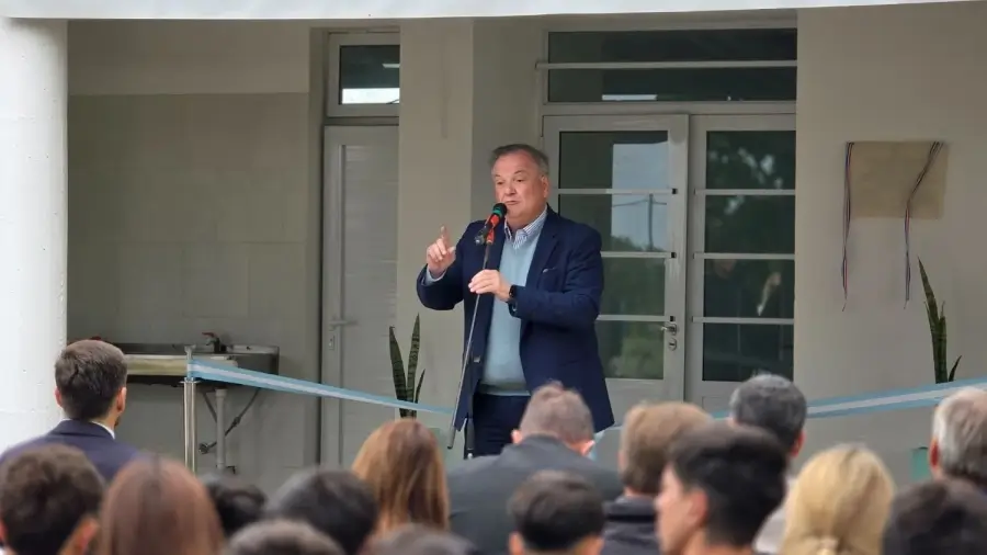 El senador Felipe Michlig brinda un mensaje durante la inauguración de una nueva aula en Constanza.