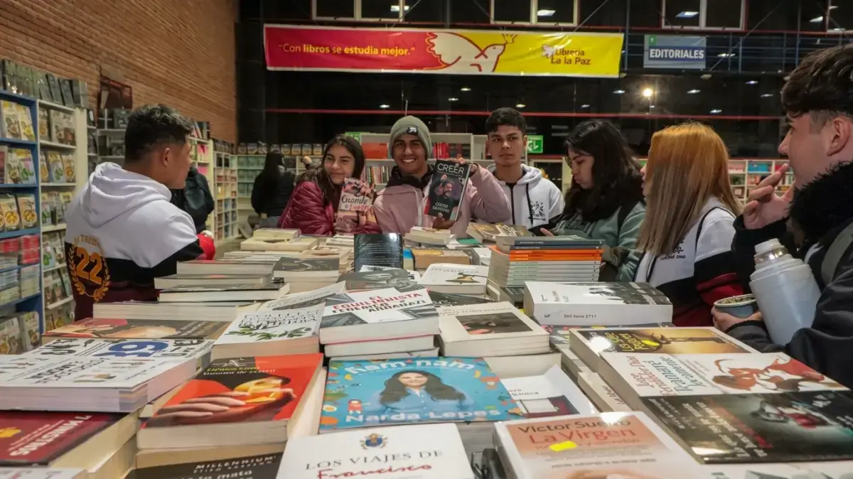 Jóvenes recorren las mesas de libros durante una edición anterior de la Feria del Libro Gente del Agua en Reconquista.