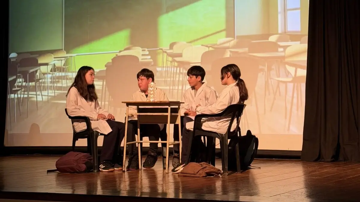 Escena de una de las obras presentadas en el 14° Festival de Teatro Infantil y Adolescente del Norte Santafesino en Avellaneda.