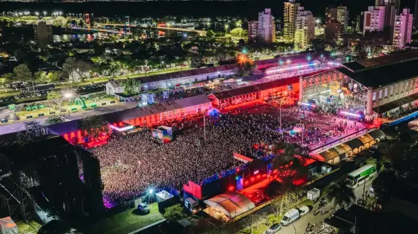 Público y escenario del Harlem Festival en la ciudad de Santa Fe, uno de los eventos destacados del fin de semana largo.