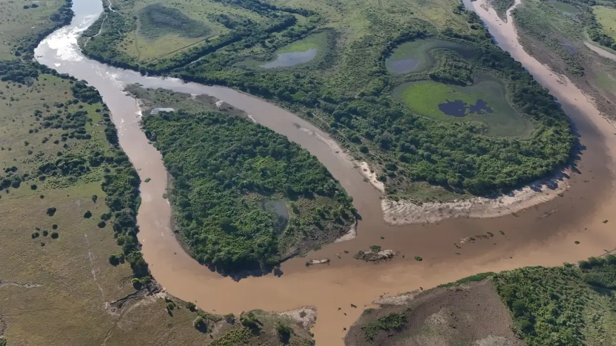 Vista aérea de la Isla del Medio, área natural protegida de Las Toscas en el humedal Jaaukanigás.