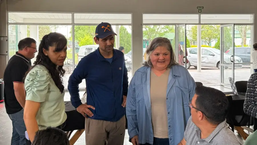 El intendente Iván Sánchez dialoga con participantes del encuentro de ajedrez en Las Toscas