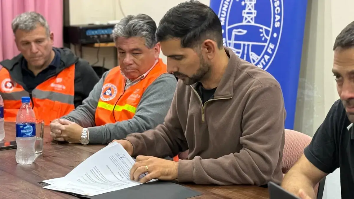 Iván Sánchez firma el decreto de adhesión a la Ley de Emergencia Hídrica durante una reunión en Las Toscas.
