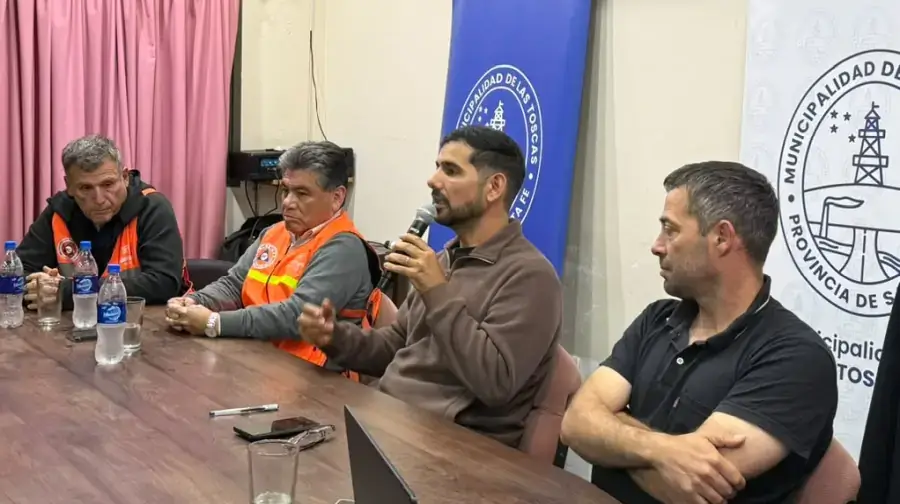 El intendente Iván Sánchez se dirige a las autoridades y representantes institucionales durante la reunión de prevención ante El Niño en Las Toscas.