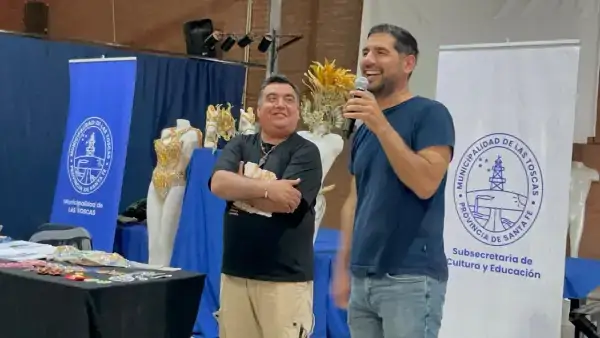 El intendente Iván Sánchez brinda un mensaje durante el Taller Regional de Carnaval en Las Toscas.