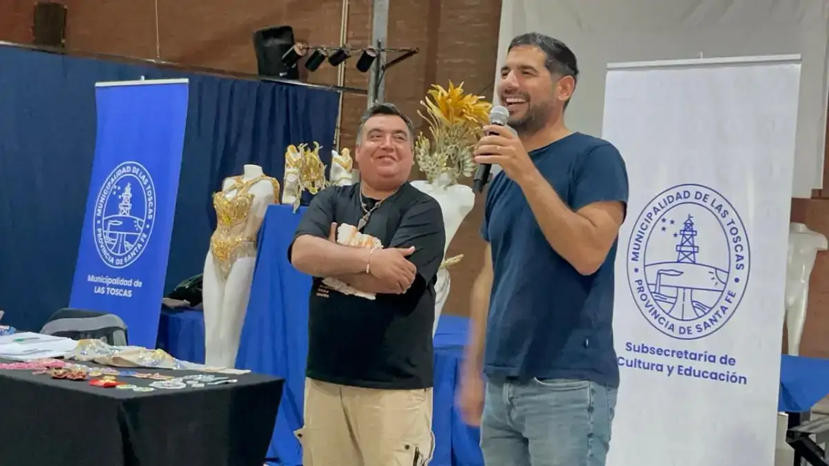 El intendente Iván Sánchez brinda un mensaje durante el Taller Regional de Carnaval en Las Toscas.