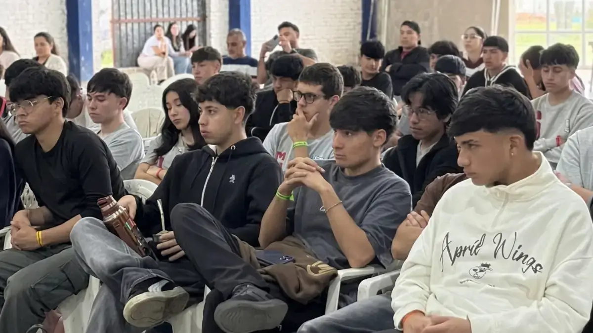 Estudiantes de distintas instituciones educativas participan del tercer Foro Participativo Cosas que pasan en el club Gimnasia de Vera.