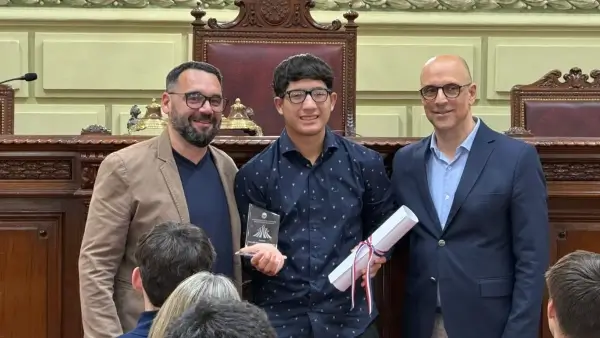 Juani Fankhauser junto al diputado Sergio Chiqui Rojas tras recibir la distinción Jóvenes Destacados de Santa Fe en la Legislatura provincial.