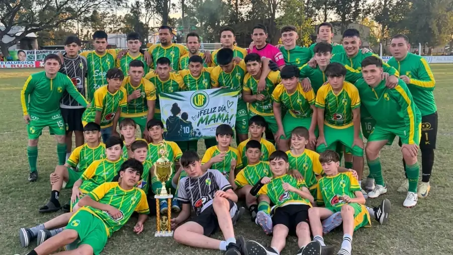Plantel de Juventud de Malabrigo antes del encuentro ante Platense que definió su clasificación a semifinales.