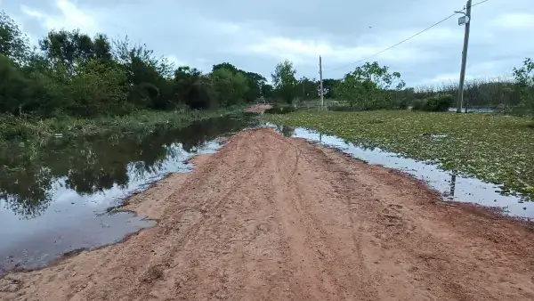 Calle cortada en Las Toscas por el avance del agua durante la creciente, en el acceso al barrio San Isidro Este.