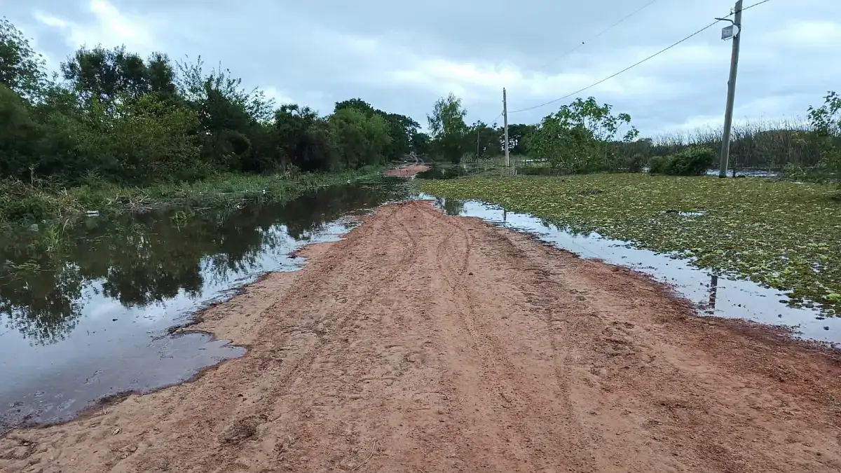 Calle cortada en Las Toscas por el avance del agua durante la creciente, en el acceso al barrio San Isidro Este.