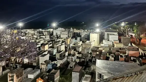 Cementerio de Las Toscas iluminado por los nuevos reflectores LED instalados por la Municipalidad para reforzar la seguridad nocturna.