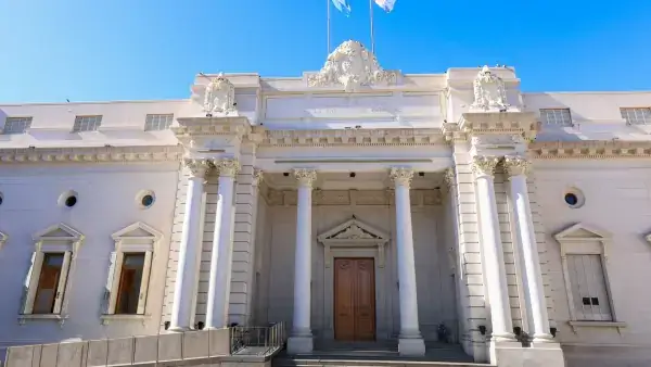 Edificio de la Legislatura de Santa Fe, donde se encuentra pendiente el debate del proyecto de reforma de seguridad impulsado por el Gobierno provincial.