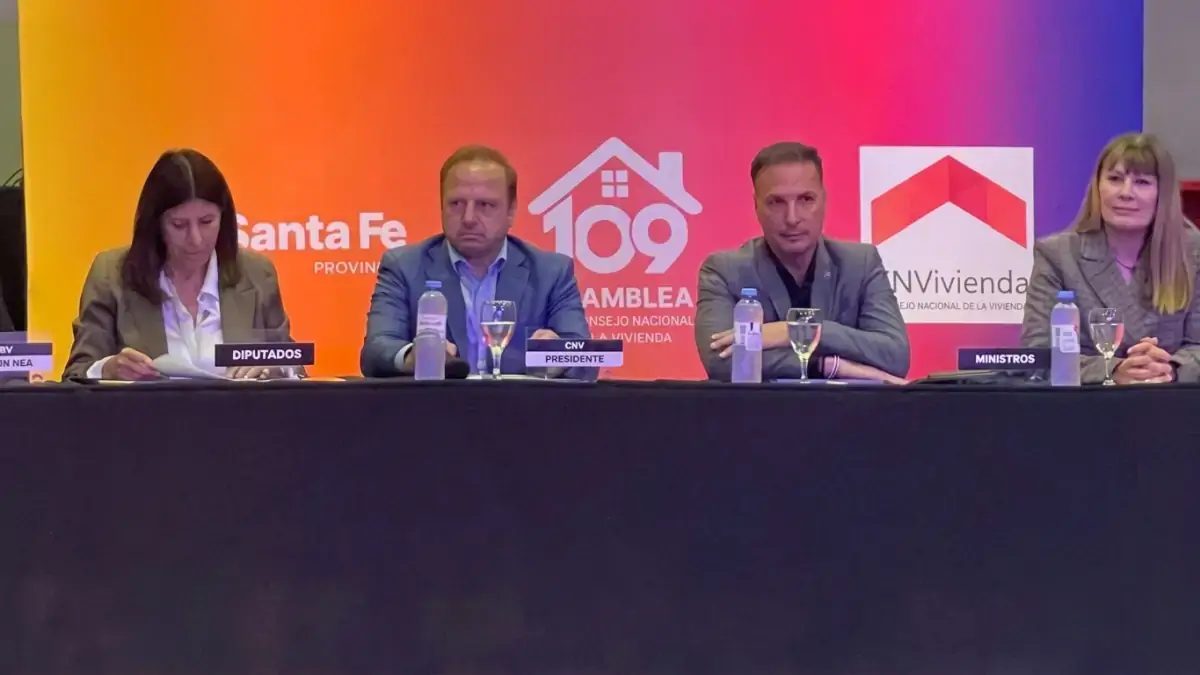 Lisandro Enrico brinda un mensaje durante la apertura de la Asamblea del Consejo Nacional de la Vivienda en Rosario