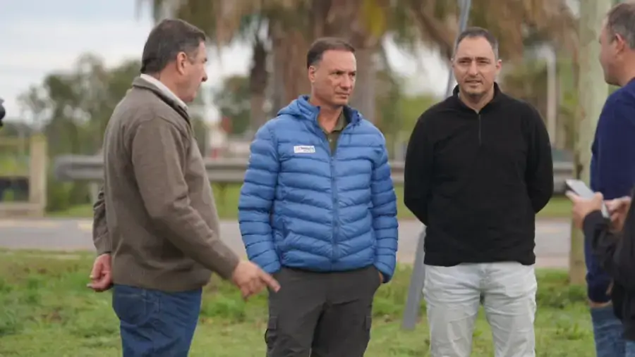 El ministro Lisandro Enrico dialoga con funcionarios provinciales durante una recorrida por obras hídricas en Santa Fe.