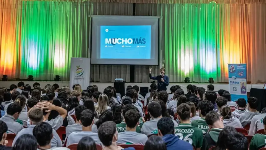 Jóvenes participan de una charla durante la Feria de Carreras 2026 en Malabrigo.