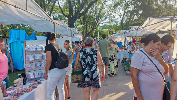 Feria de artesanos en la plaza central de Malabrigo, Santa Fe, fotografía de archivo.