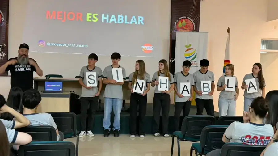 Estudiantes secundarios participan del intercambio con los disertantes en la jornada Hablemos a Tiempo en Malabrigo.