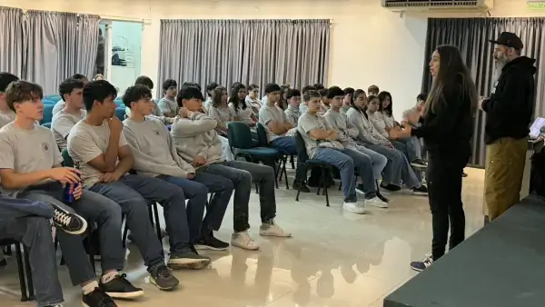Hernán y Agustina Danolfo durante la jornada de prevención de consumos problemáticos con estudiantes secundarios de Malabrigo.