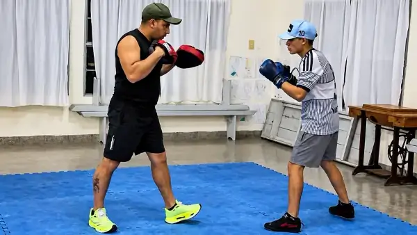 Jóvenes participan de un entrenamiento de boxeo en el SUM del Barrio Estación de Malabrigo