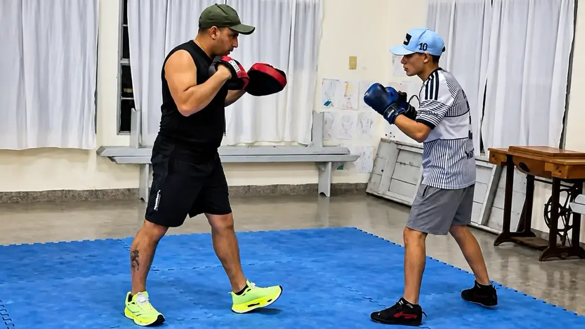 Jóvenes participan de un entrenamiento de boxeo en el SUM del Barrio Estación de Malabrigo