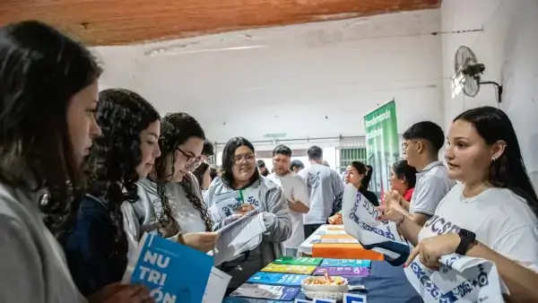 Jóvenes recorren los stands de la Feria de Carreras 2026 en Malabrigo para conocer opciones de estudio.