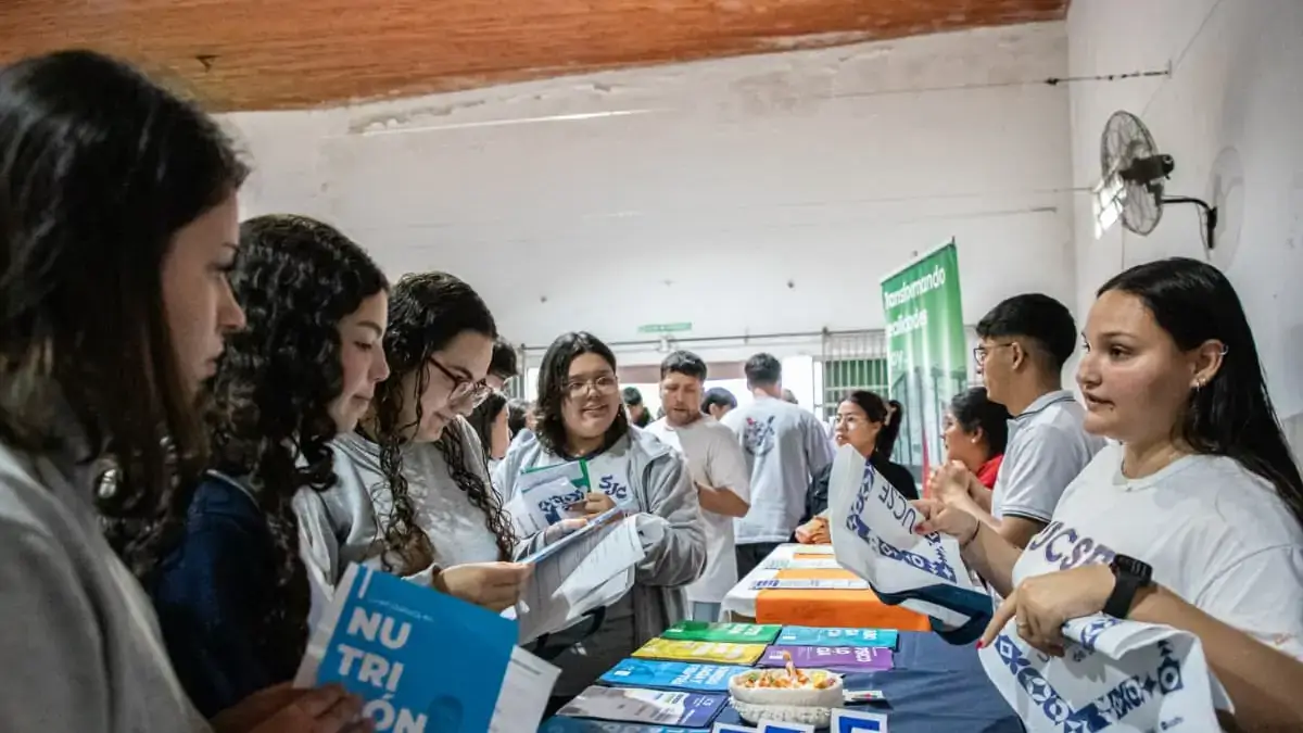 Jóvenes recorren los stands de la Feria de Carreras 2026 en Malabrigo para conocer opciones de estudio.