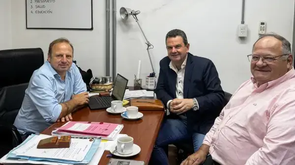 El intendente Roberto Sponton se reunió con funcionarios provinciales de Vivienda y Urbanismo para analizar el avance del loteo Jacarandá en Malabrigo.