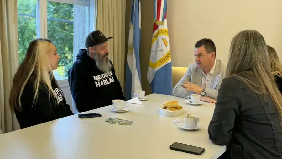 El intendente de Malabrigo, Roberto Spontón, junto a los disertantes de la jornada Hablemos a Tiempo.