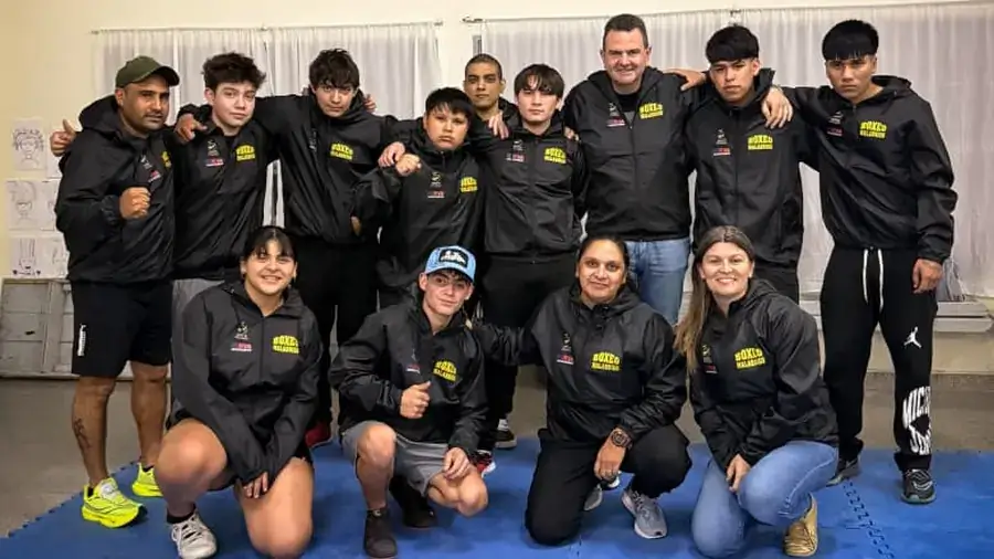 Participantes del taller de boxeo de Malabrigo junto al intendente Roberto Sponton tras la entrega de camperas.