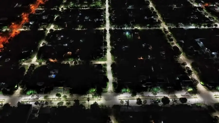 Vista aérea de Malabrigo con varias calles iluminadas con modernas luces LED