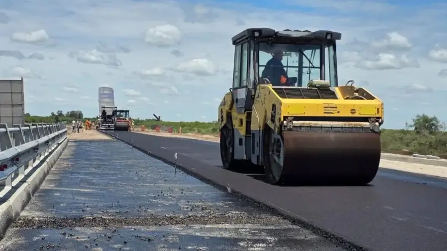 Maquinaria vial trabaja en la repavimentación de la Ruta Provincial 13 en el tramo Virginia-Capivara.