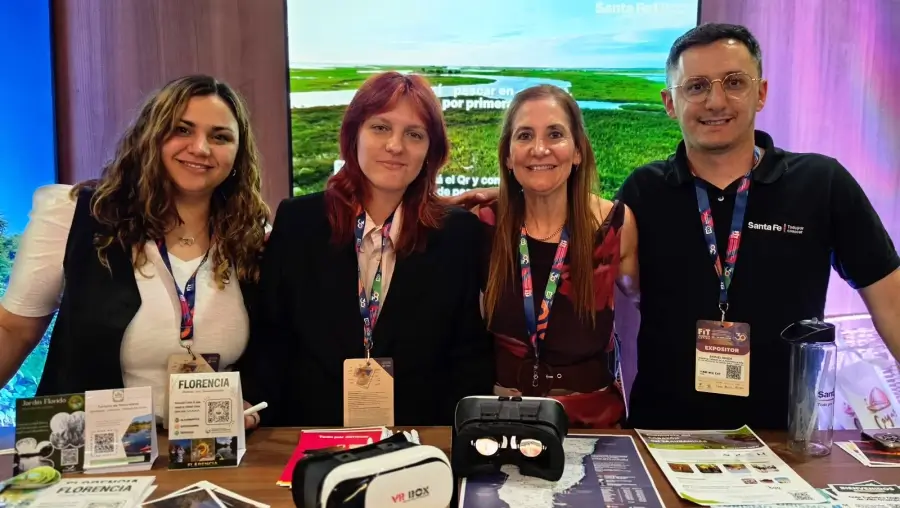 Marcela Aeberhard visita el stand de Jaaukanigás en la FIT 2026