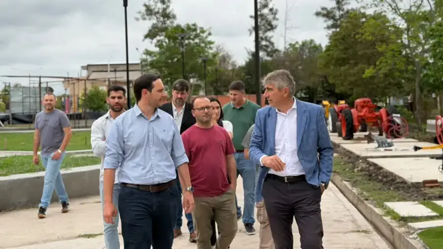 Cristian Marega, Fabián Bastia y otros funcionarios recorren las obras del nuevo Parque Urbano de Villa Ocampo.