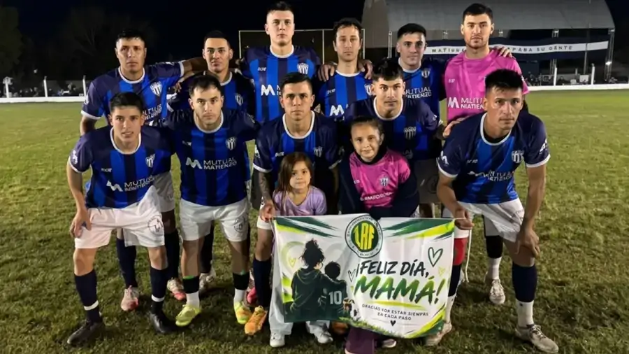 Equipo de Matienzo de Romang que clasificó a las semifinales de la Liga Reconquistense de Fútbol tras vencer a Reconquista CF.