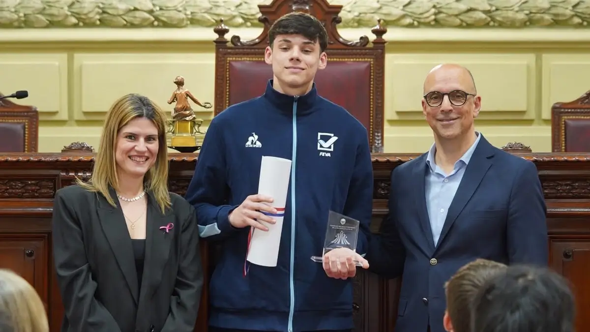 Maximiliano Jacuzzi, deportista de Villa Ocampo, junto a la diputada Charo Mancini durante la entrega de la distinción Joven Destacado de Santa Fe.