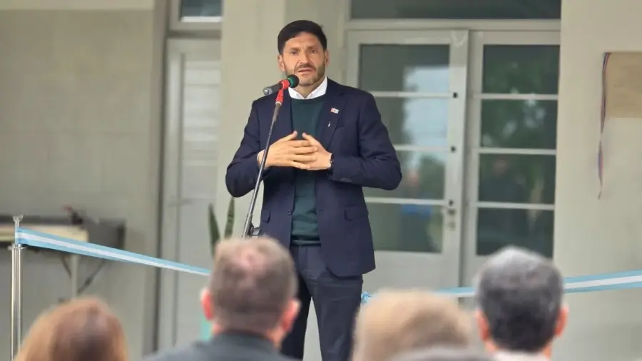 El gobernador Maximiliano Pullaro destaca el programa Mil Aulas durante un acto escolar en Constanza.