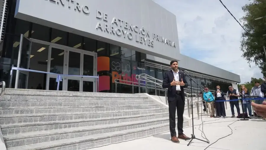 Maximiliano Pullaro brinda un discurso durante la inauguración del Centro de Salud N.º 13 de Arroyo Leyes.