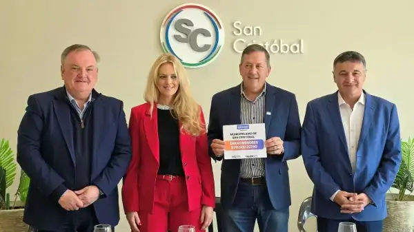 Senador Felipe Michlig entrega al intendente Marcelo Andreychuk el aporte provincial para comprar maquinaria municipal en San Cristóbal.