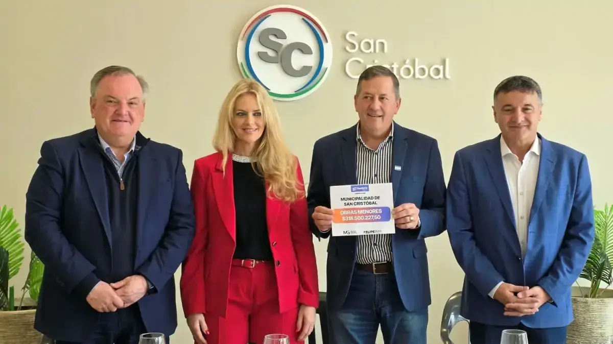 Senador Felipe Michlig entrega al intendente Marcelo Andreychuk el aporte provincial para comprar maquinaria municipal en San Cristóbal.
